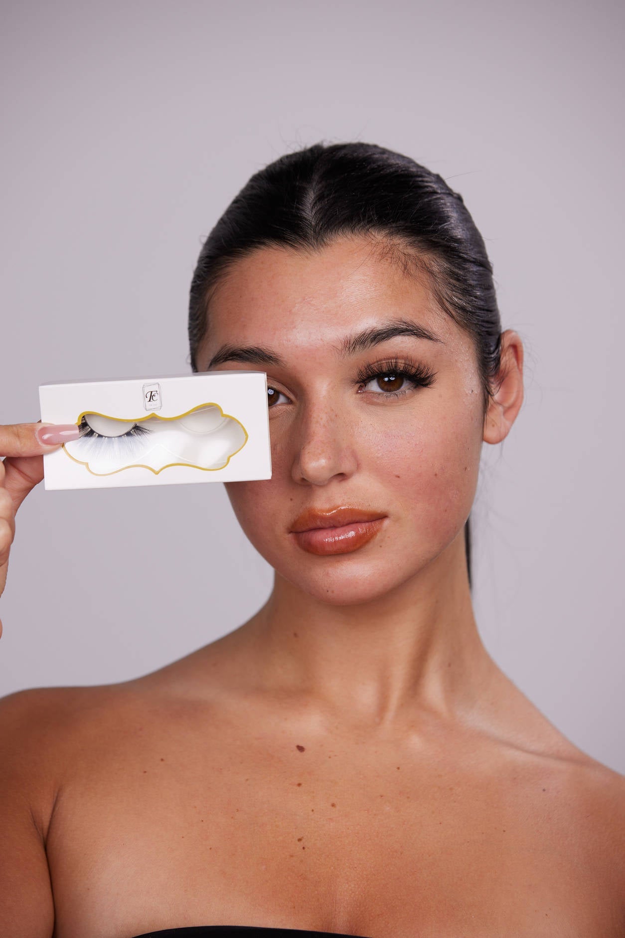 stick on fake eye lashes that look real for fuller attractive lashes, reusable and lasting