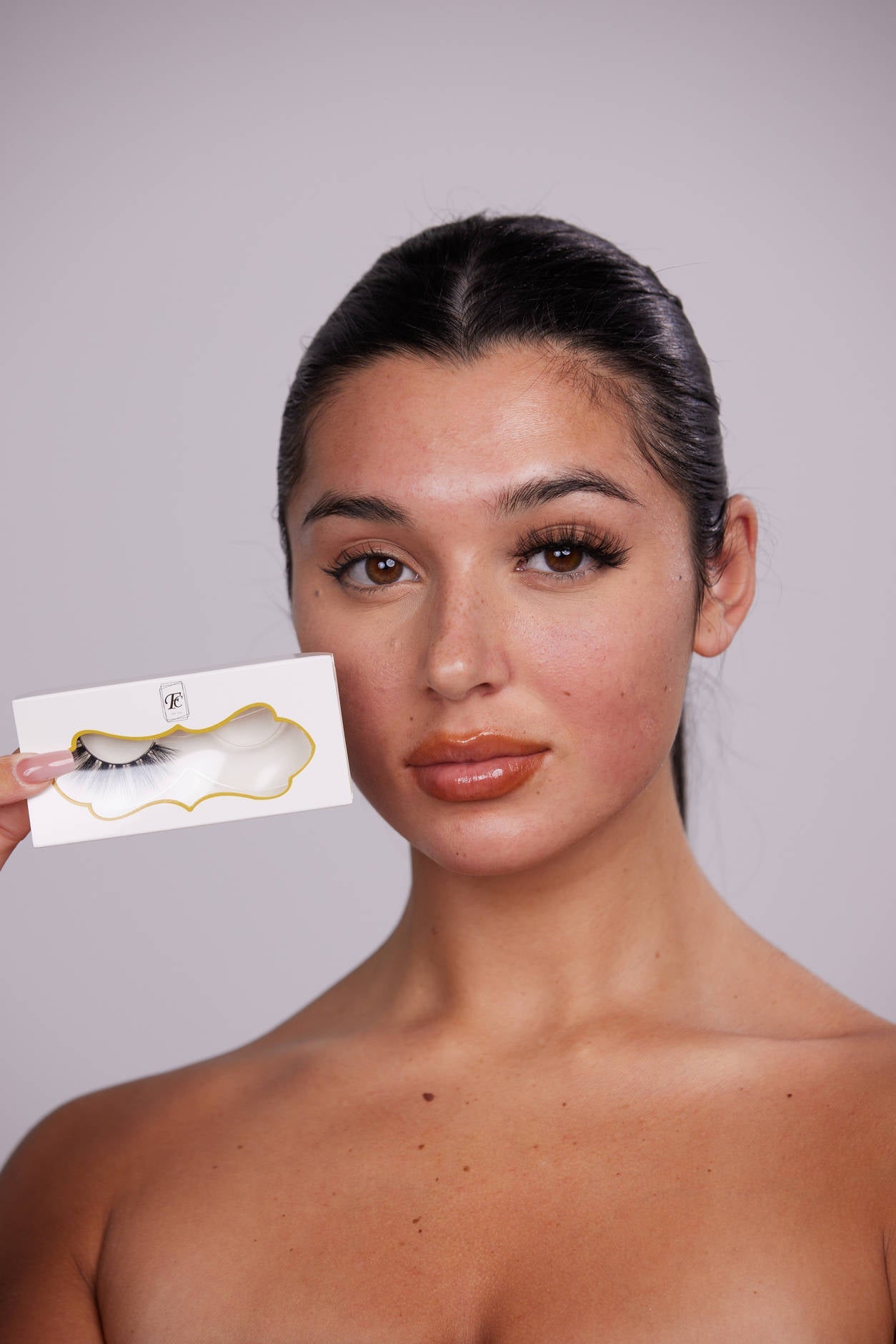 stick on fake eye lashes that look real for fuller attractive lashes, reusable and lasting